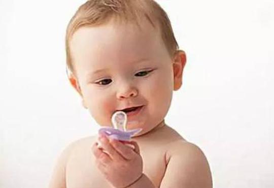 喝奶的宝宝易长蛀牙?妈妈们不要再犯这些错|食