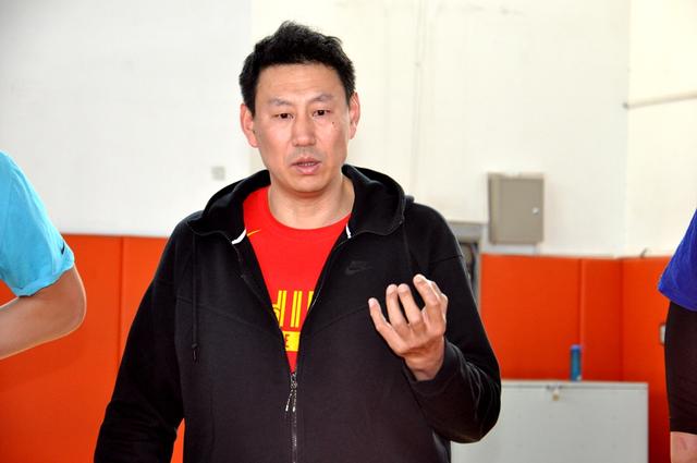 李楠带山东全运男篮首秀热身赛险胜上海