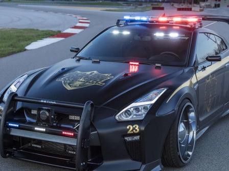 乖乖的 都老实点 日产GT-R变身杀气十足的警车