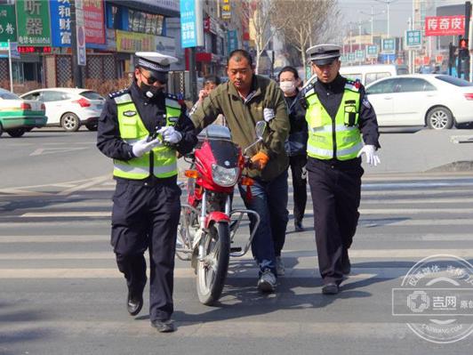 吉林市解放大路多辆摩托车违章被抓现行