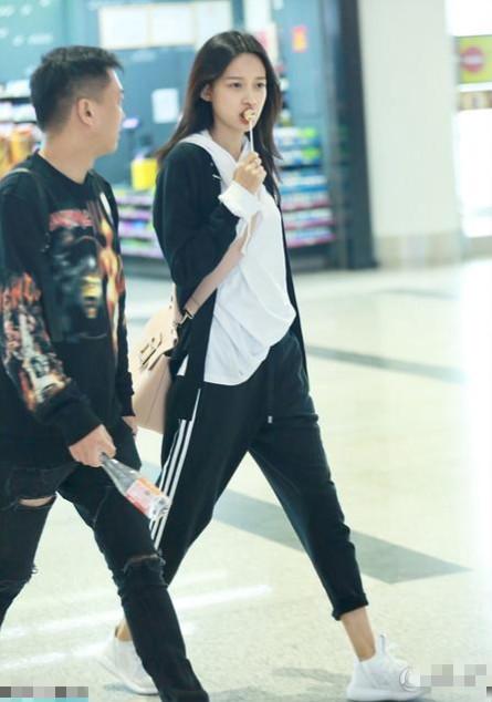 董子健孙怡甜蜜现身机场,大钻戒却被孙怡素颜