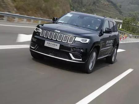 试中期改款的Jeep大切诺基，豪华和野性都在