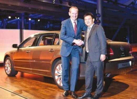 世界上仅有一辆的辉腾，大众总裁亲自颁发给中国土豪