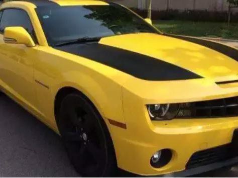 大黄蜂变身“破烂车”，路人见了狂拍照