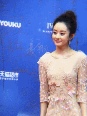 张天爱随电影《鲛珠传》剧组出场，一身粉色长裙的她优雅美丽