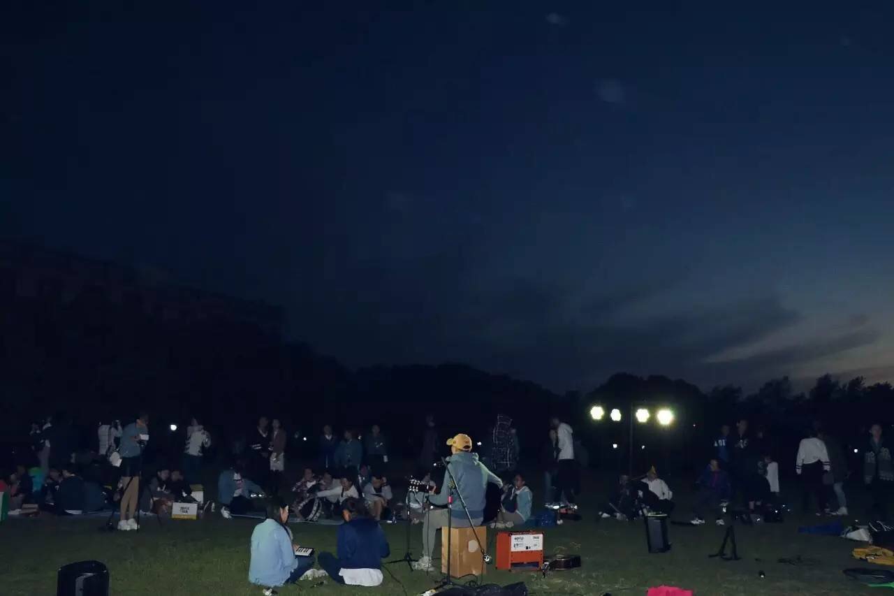 这个老师爱民谣爱诗歌,在上外建立死亡诗社