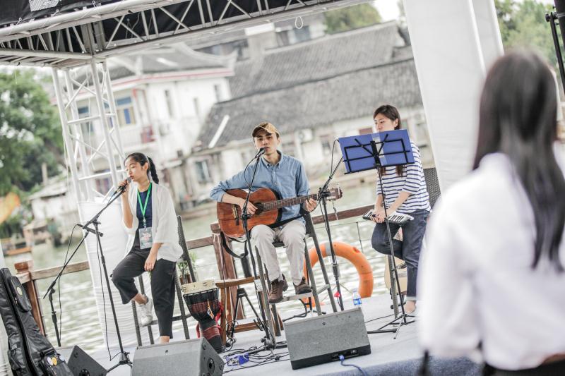 这个老师爱民谣爱诗歌,在上外建立死亡诗社