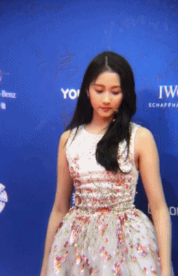 不过看脸还是萌萌哒,开幕式上登台演唱了《小幸运》,声音甜美动听非常迷人。