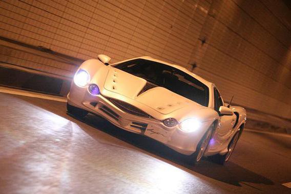 小伙花200万买跑车，却被100万GTR秒杀，尴尬到脸红