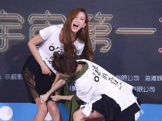 小S林志玲扭作一团,衣服都被撕烂了