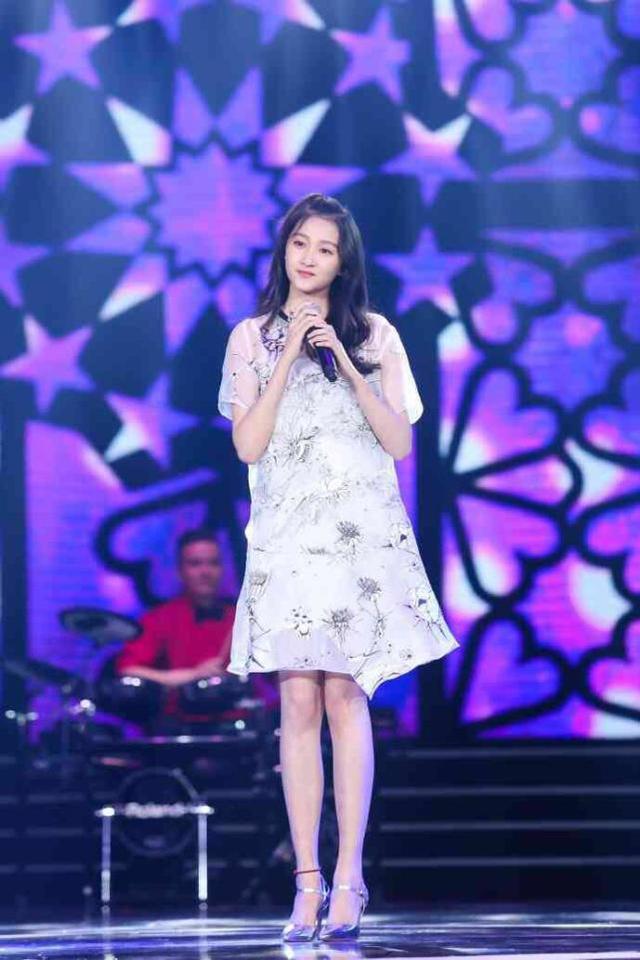 关晓彤终于穿对礼服了出席活动,跟赵丽颖一样