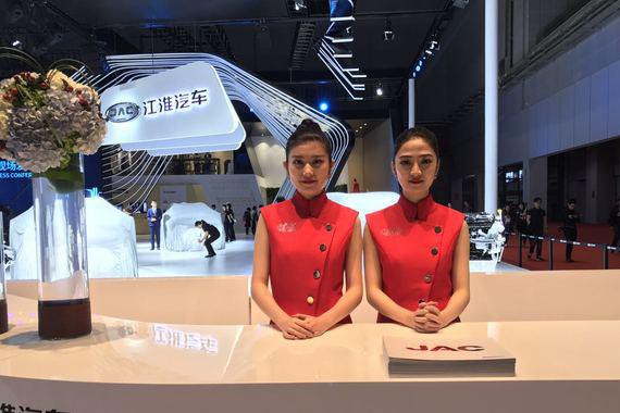 2017上海“禁模”车展的美女实拍 你喜欢哪个？