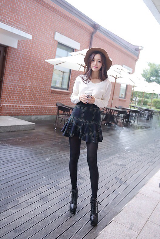 孙允珠高跟鞋黑色打底裤超短裙,俏丽若三春之