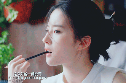 刘亦菲不吃美食,一直咬吃着铅笔,风轻轻掠过发丝,感觉这笔好好吃的