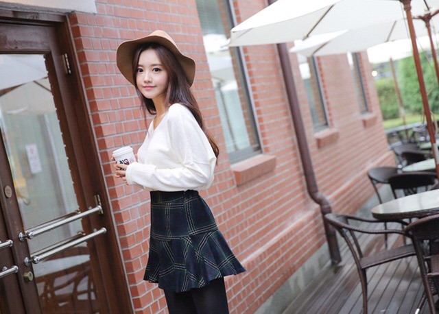 孙允珠高跟鞋黑色打底裤超短裙,俏丽若三春之