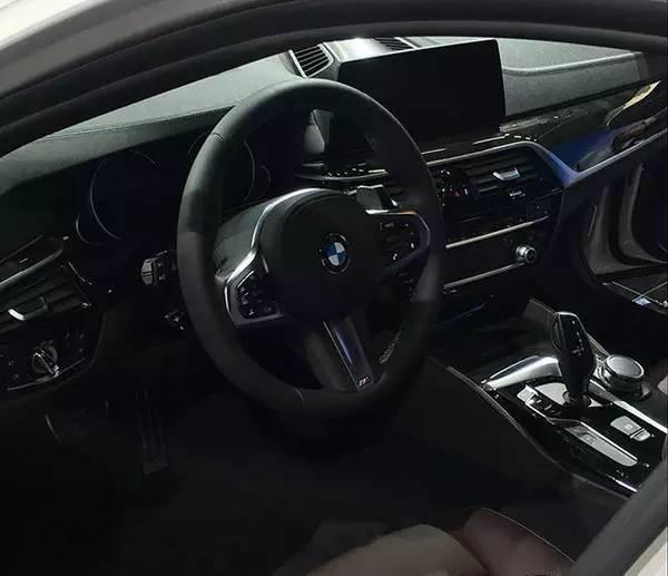 宝马5系 比奔驰E级更豪华,比奥迪更有年轻化设