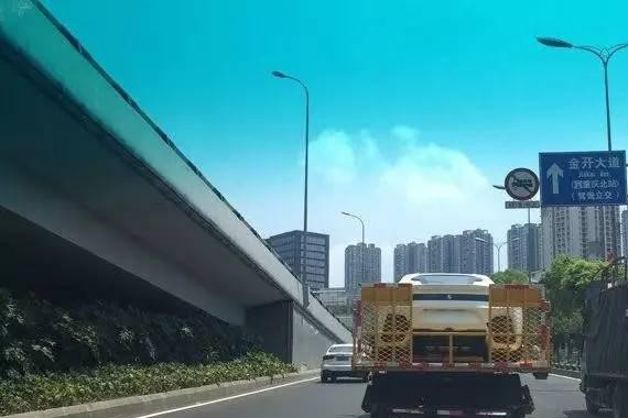 小伙开玛莎拉蒂，偶遇精彩哥新车，这车比布加迪还少