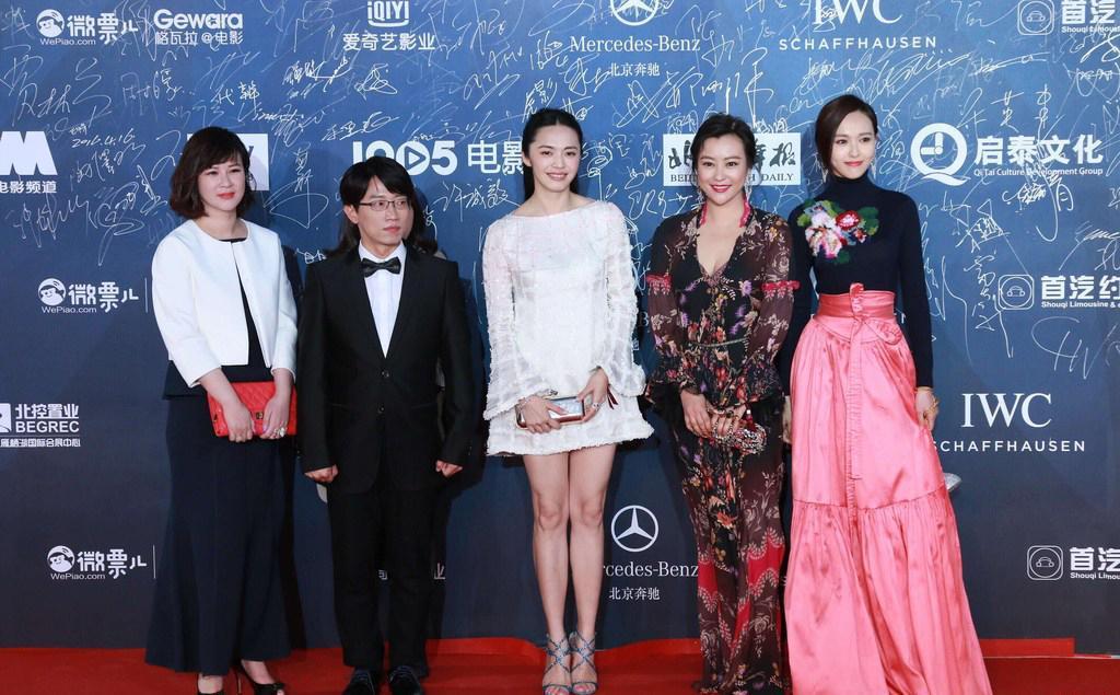 姚晨唐嫣与郝蕾合影 网友: 都输给了郝蕾