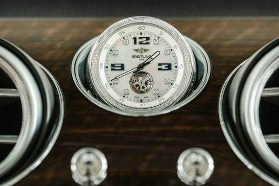 这个宾利添越车上的摆件 能再买一台宾利