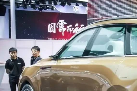 红旗飘扬在上海车展 创新亮点多 一汽引万众期待
