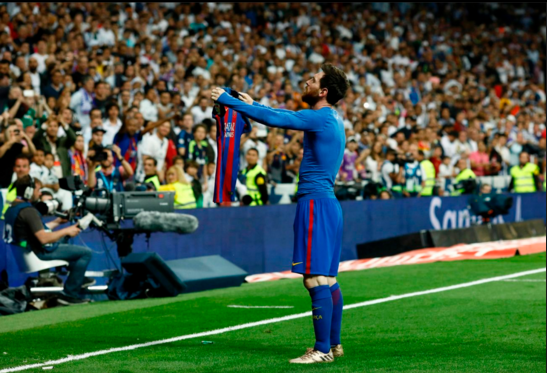 西甲德比上演绝杀 梅西举球衣君临天下