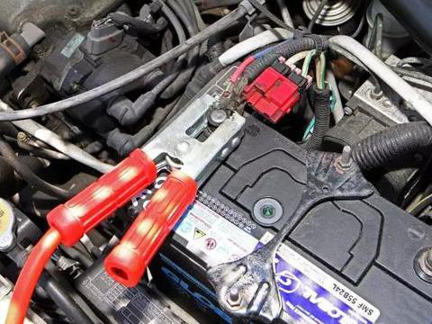 蓄电池还有很多电，为何汽车就是启动不了？