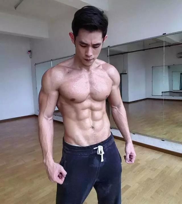 他从胖子变身肌肉男胸肌腹肌完美走红马来西亚