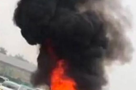 车祸起火鹰翼门打不开 特斯拉Model X车主索赔800万