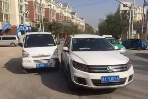 借了我的车，撞坏后不赔钱还拉黑我？！