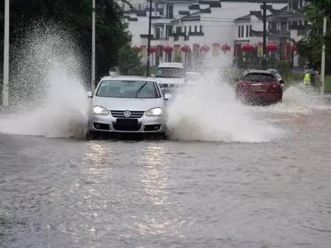 雨天遇上这两种路段，方法用错了就等着报废吧！