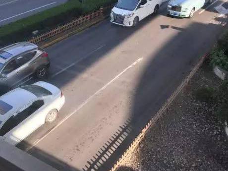 上海豪出行，自己乘劳斯莱斯前面专车开路