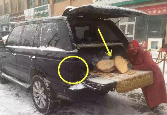 老汉每天驾驶奥迪外出卖烧饼，结果赚钱都不够给油费