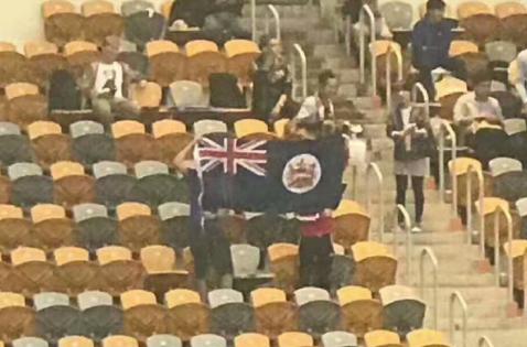 恒大6-0东方,比赛火药味十足,球迷嘘国歌砸瓶子