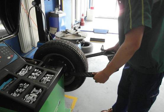 被四轮定位和动平衡坑过的车友看过来，叫你如何辨别两者区别不被坑