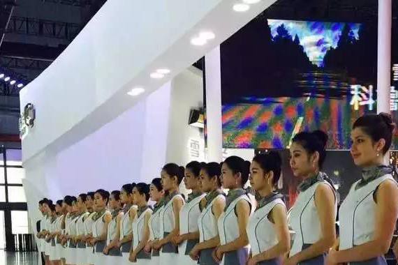 上海车展模特“爽约”，只剩下礼仪般的“制服诱惑”