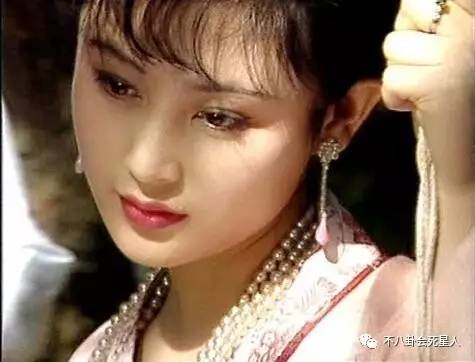 同样演嫦娥,有人美若天仙,有人像做了变性手术