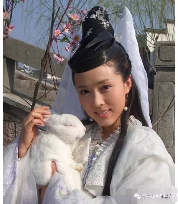 同样演嫦娥,有人美若天仙,有人像做了变性手术