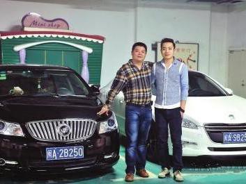 两辆车牌号是250的车停一起了，车主很尴尬！