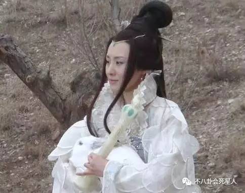 同样演嫦娥,有人美若天仙,有人像做了变性手术
