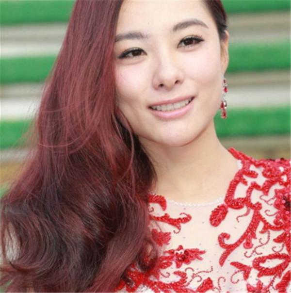 刘璇当妈仍能劈叉 伏明霞嫁大26岁老公都跑不动了