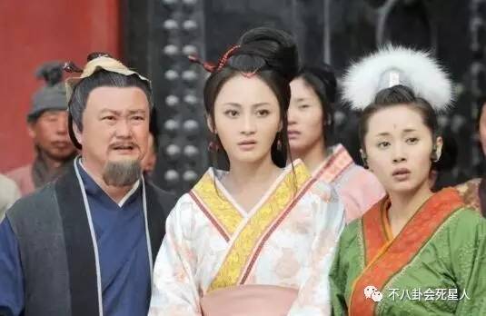 同样演嫦娥,有人美若天仙,有人像做了变性手术