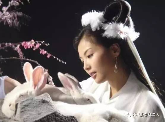 同样演嫦娥,有人美若天仙,有人像做了变性手术