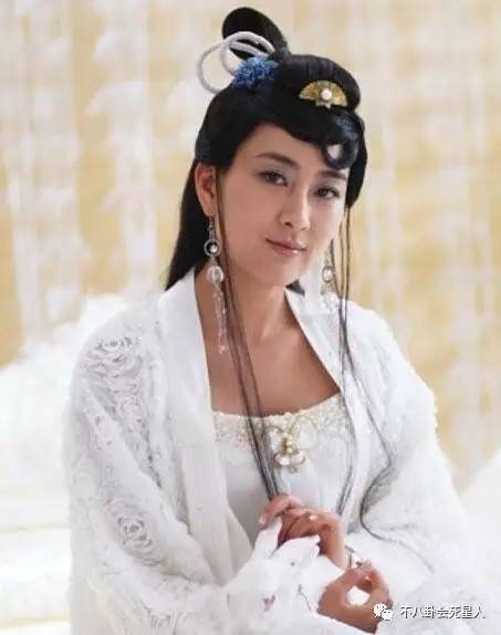同样演嫦娥,有人美若天仙,有人像做了变性手术