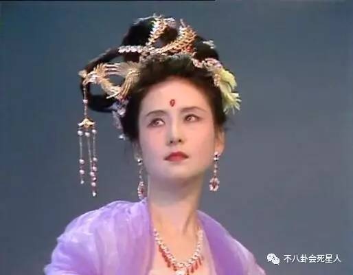 同样演嫦娥,有人美若天仙,有人像做了变性手术