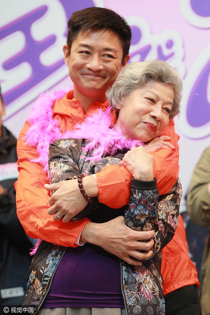 她是香港第一鬼后，无人敢娶，今82岁遭男星又搂又抱