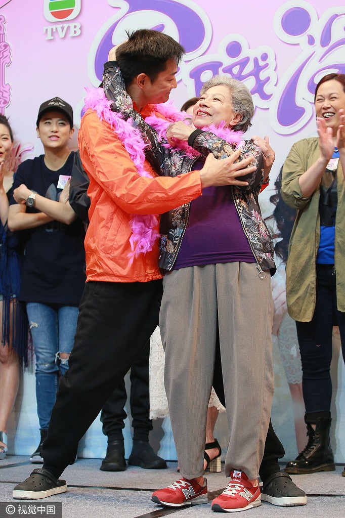 她是香港第一鬼后，无人敢娶，今82岁遭男星又搂又抱