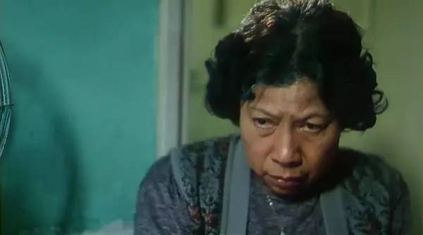 她是香港第一鬼后，无人敢娶，今82岁遭男星又搂又抱