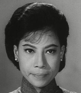 她是香港第一鬼后，无人敢娶，今82岁遭男星又搂又抱