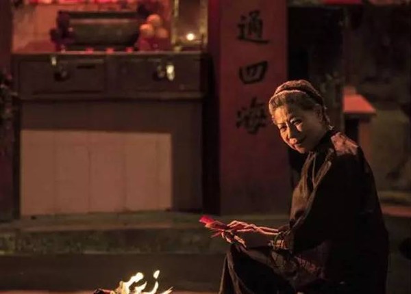 她是香港第一鬼后，无人敢娶，今82岁遭男星又搂又抱