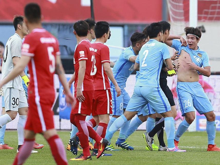 韩国人在中超被误判冤枉的快哭了 裁判在眼. 来